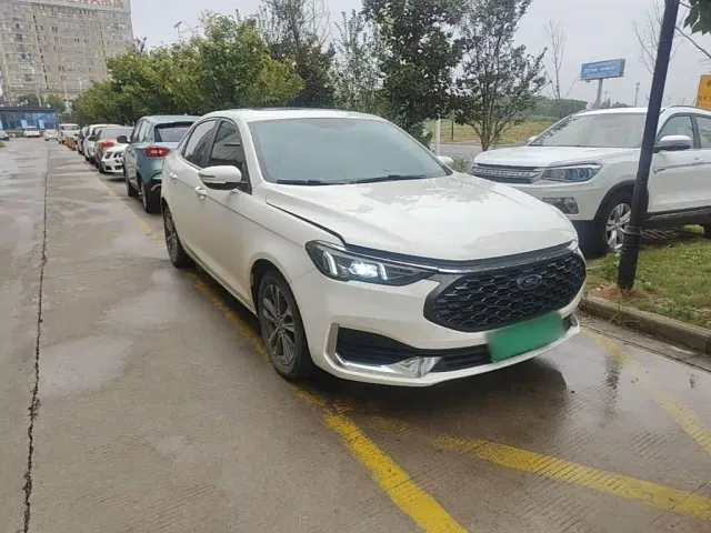 Ford Escort — Фото автомобиля 3