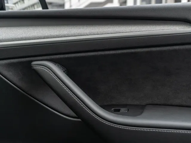 Tesla Model Y — Фото автомобиля 14