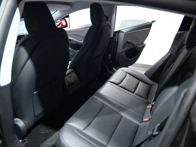 Tesla Model 3 — Фото автомобиля 11