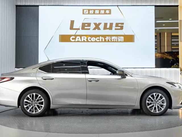 Lexus ES — Фото автомобиля 4