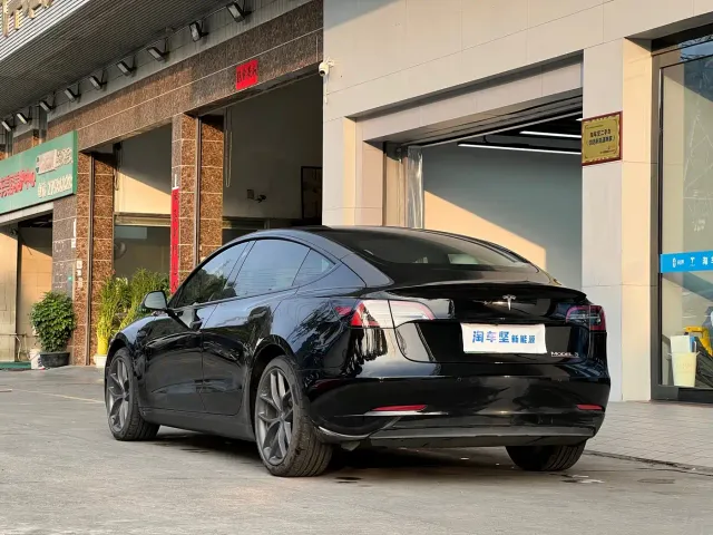 Tesla Model 3 — Фото автомобиля 3