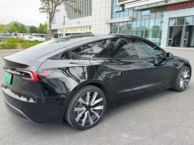 Tesla Model 3 — Фото автомобиля 24