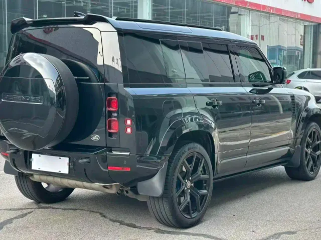 Land Rover Defender — Фото автомобиля 10