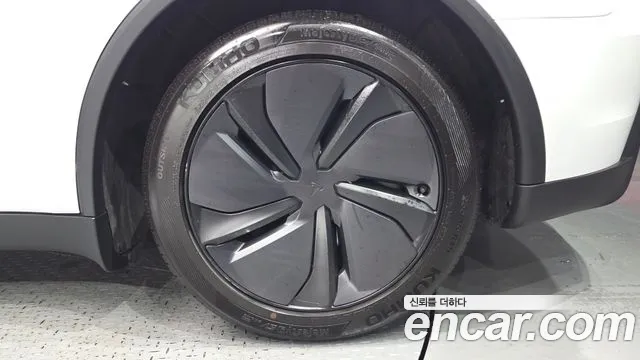 Tesla Model Y — Фото автомобиля 19