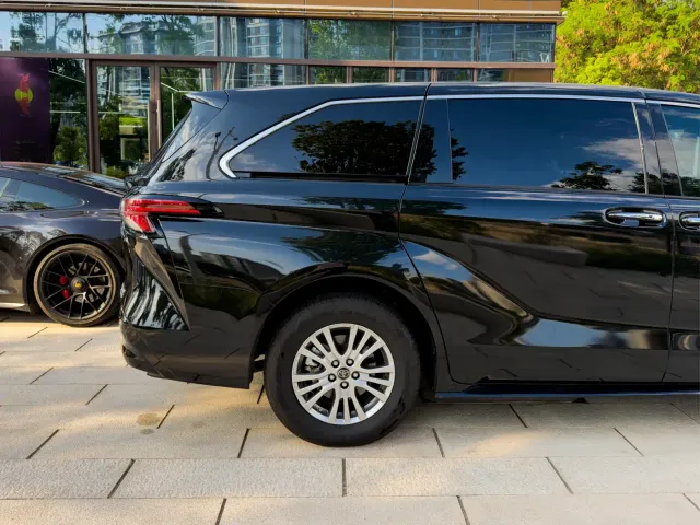 Toyota Sienna — Фото автомобиля 10