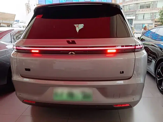Li Auto L8 — Фото автомобиля 5