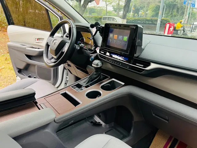 Toyota Sienna — Фото автомобиля 12