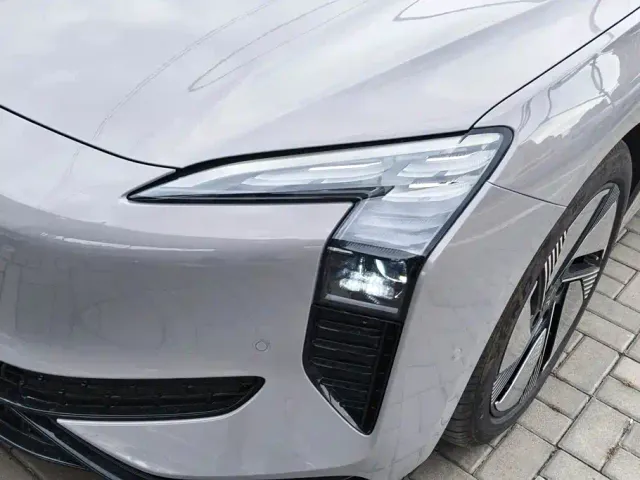 Hongqi EH7 — Фото автомобиля 5