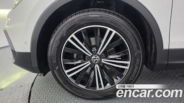 Volkswagen Tiguan Tiguan 2 поколение 2.0 TDI Premium — Фото автомобиля 4