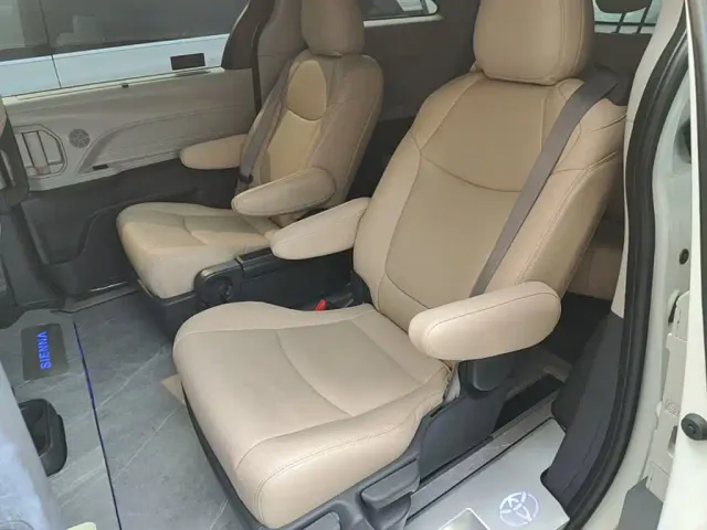 Toyota Sienna — Фото автомобиля 16