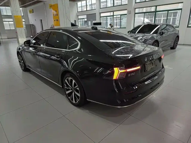Volvo S90 — Фото автомобиля 4