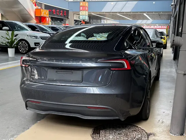 Tesla Model 3 — Фото автомобиля 16