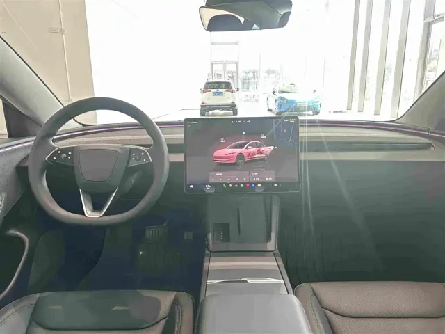 Tesla Model 3 — Фото автомобиля 12
