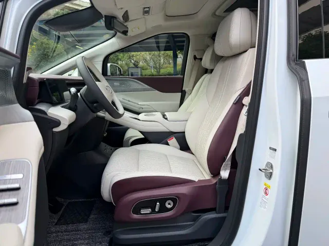 Xpeng X9 — Фото автомобиля 10