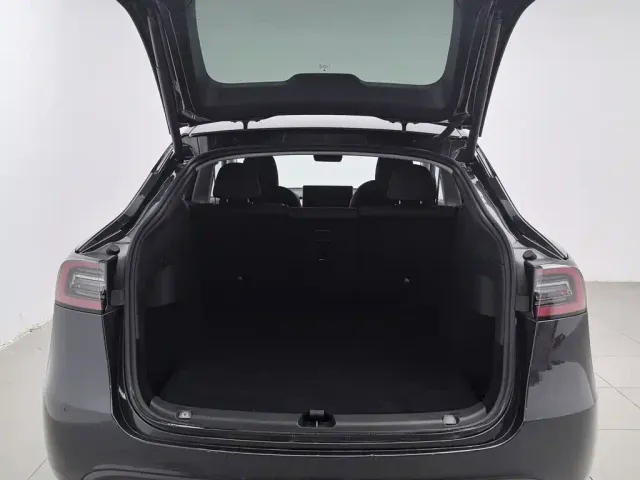 Tesla Model Y — Фото автомобиля 16