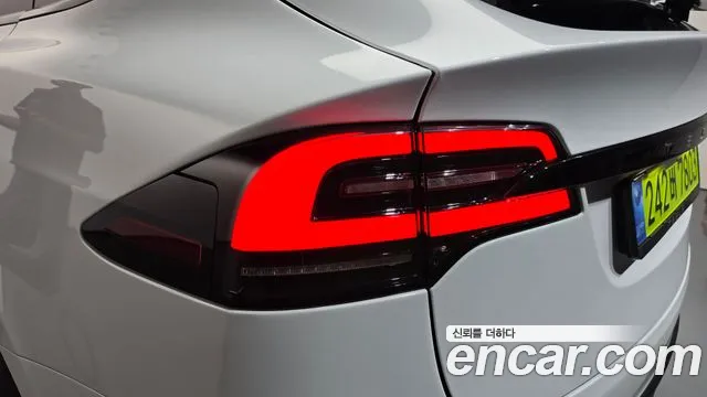 Tesla Model X — Фото автомобиля 23