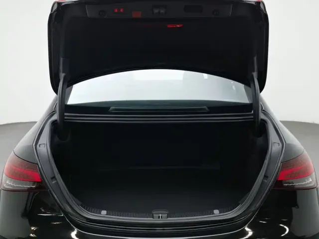 Mercedes-Benz E-Class — Фото автомобиля 16