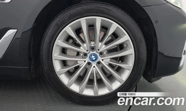 BMW 5 Series G30 — Фото автомобиля 6