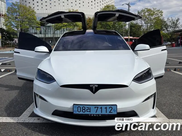 Tesla Model X — Фото автомобиля 12