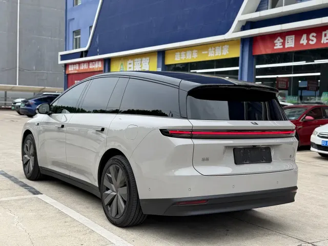 Li Auto i8 — Фото автомобиля 16