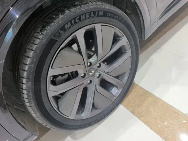Li Auto L8 — Фото автомобиля 22