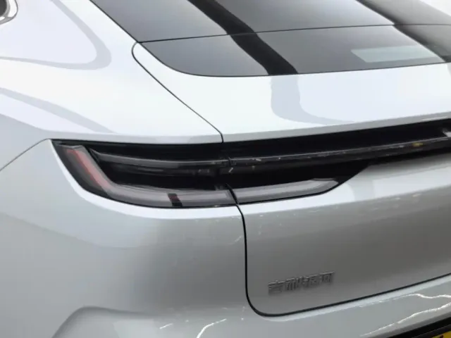 Geely Galaxy E8 — Фото автомобиля 11