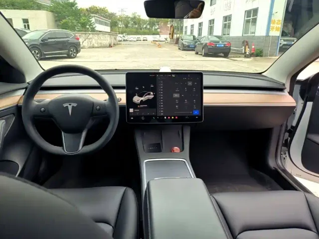 Tesla Model 3 — Фото автомобиля 11