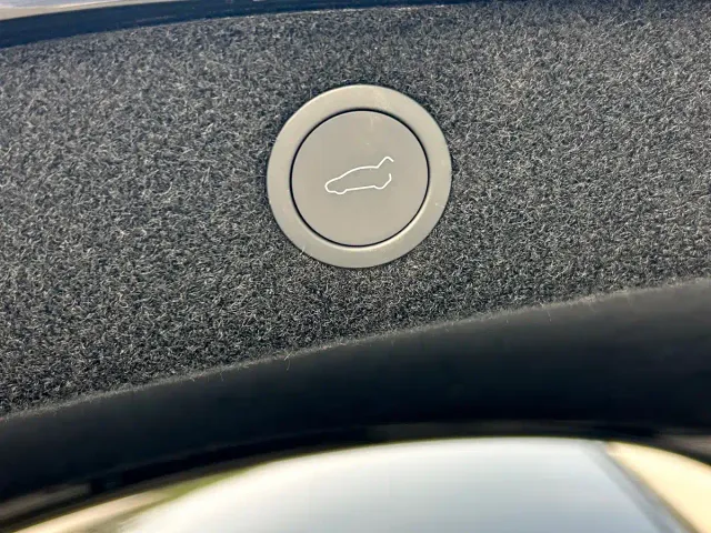 Tesla Model 3 — Фото автомобиля 11