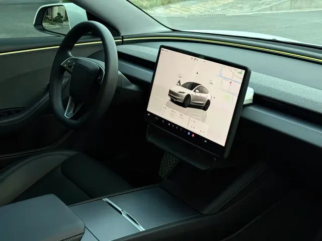 Tesla Model 3 — Фото автомобиля 8