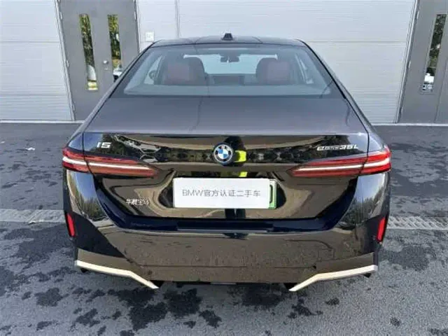 BMW i5 — Фото автомобиля 4