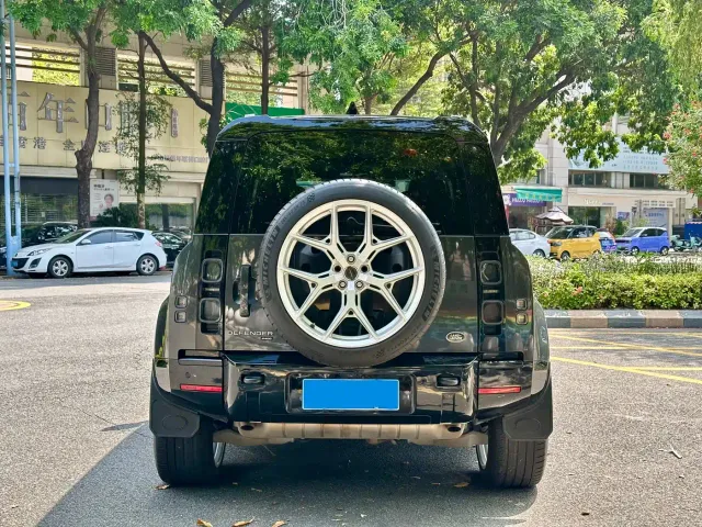 Land Rover Defender — Фото автомобиля 7