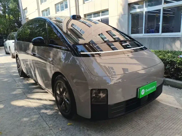 Li Auto MEGA — Фото автомобиля 3