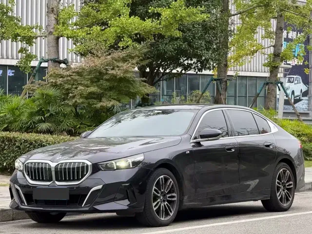 Фотография автомобиля — BMW 5 Series