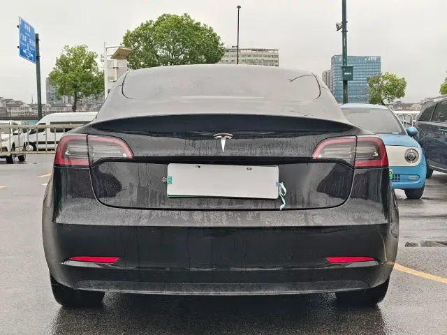 Tesla Model 3 — Фото автомобиля 5