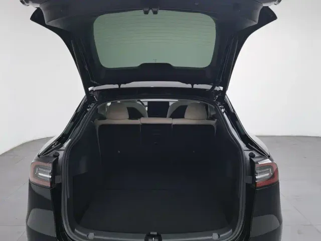 Tesla Model Y — Фото автомобиля 16