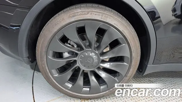Tesla Model Y — Фото автомобиля 5