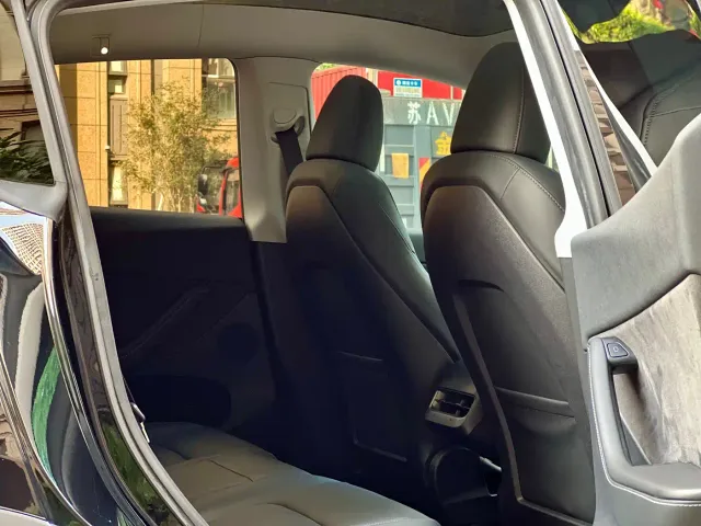 Tesla Model Y — Фото автомобиля 17