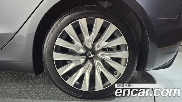 Tesla Model 3 — Фото автомобиля 6