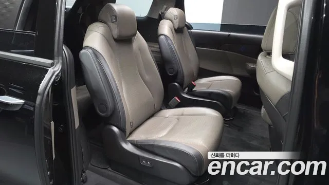 Kia Carnival Generation 4 — Фото автомобиля 12