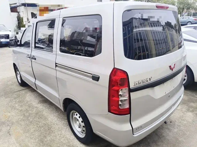 Wuling Hongguang V — Фото автомобиля 4