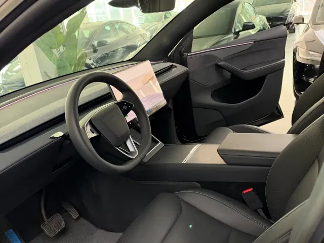 Tesla Model Y L — Фото автомобиля 6