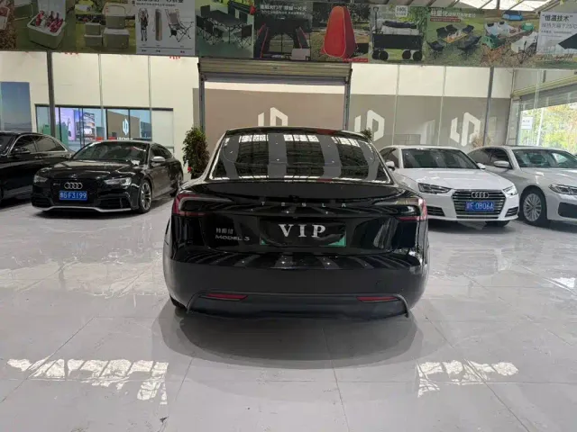Tesla Model 3 — Фото автомобиля 8