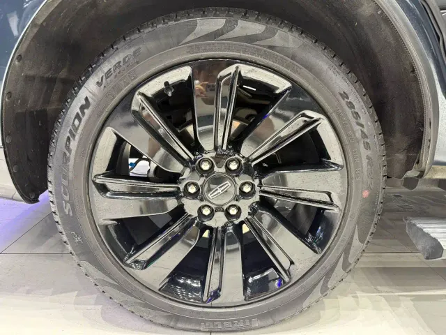 Lincoln Navigator — Фото автомобиля 15