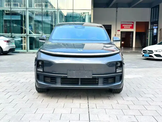 Li Auto L8 — Фото автомобиля 2