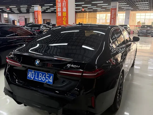 BMW 5 Series — Фото автомобиля 9
