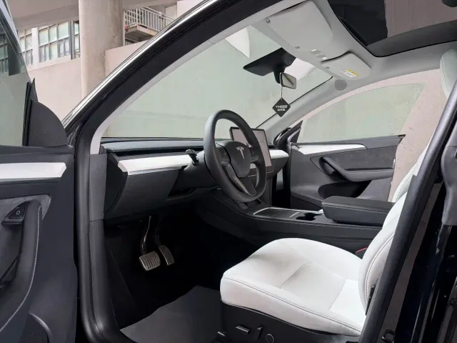 Tesla Model Y — Фото автомобиля 12