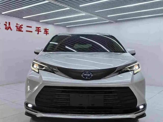 Toyota Sienna — Фото автомобиля 2