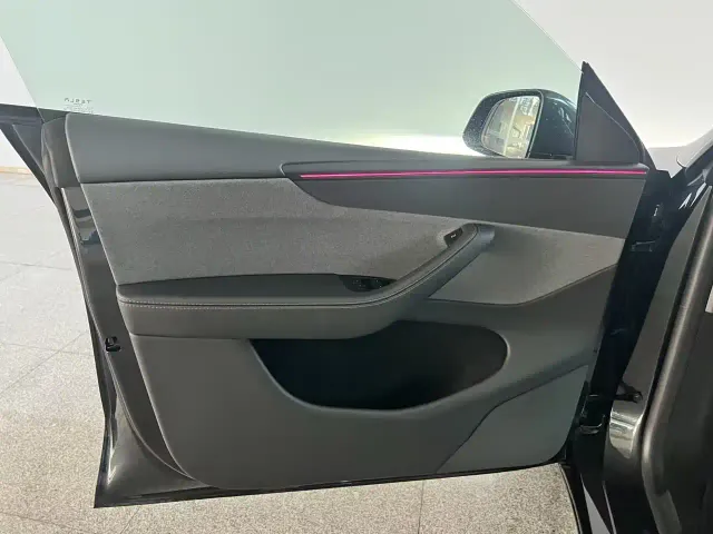 Tesla Model Y — Фото автомобиля 26