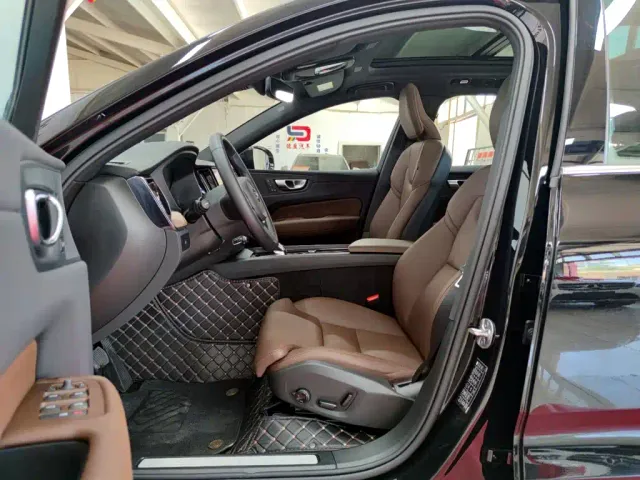 Volvo XC60 — Фото автомобиля 7