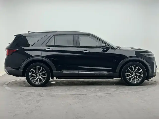 Ford Explorer — Фото автомобиля 3